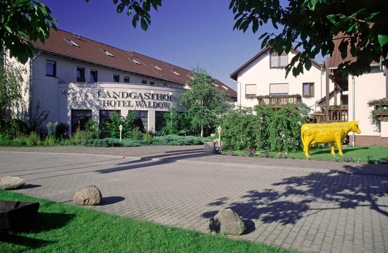 גובן Landgasthof & Hotel Waldow מראה חיצוני תמונה